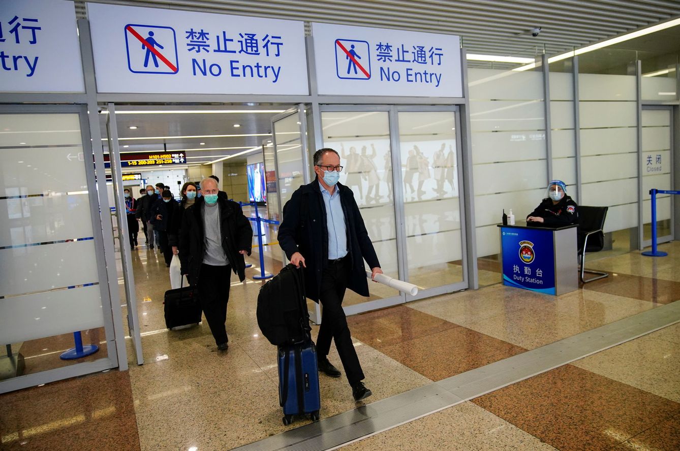 Peter Ben Embarek llega al aeropuerto de Shanghai el 10 de febrero (Reuters)