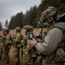 Foto: Ejercicios militares de la unidad de drones de la OTAN. (EFE/Martín Divisek)