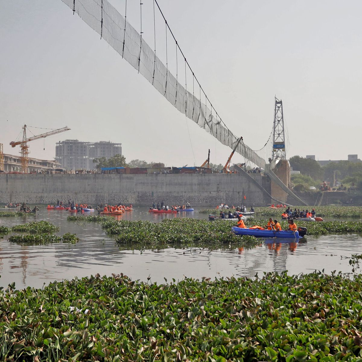 Nueve tras el colapso de un puente que dejó 134 muertos la India