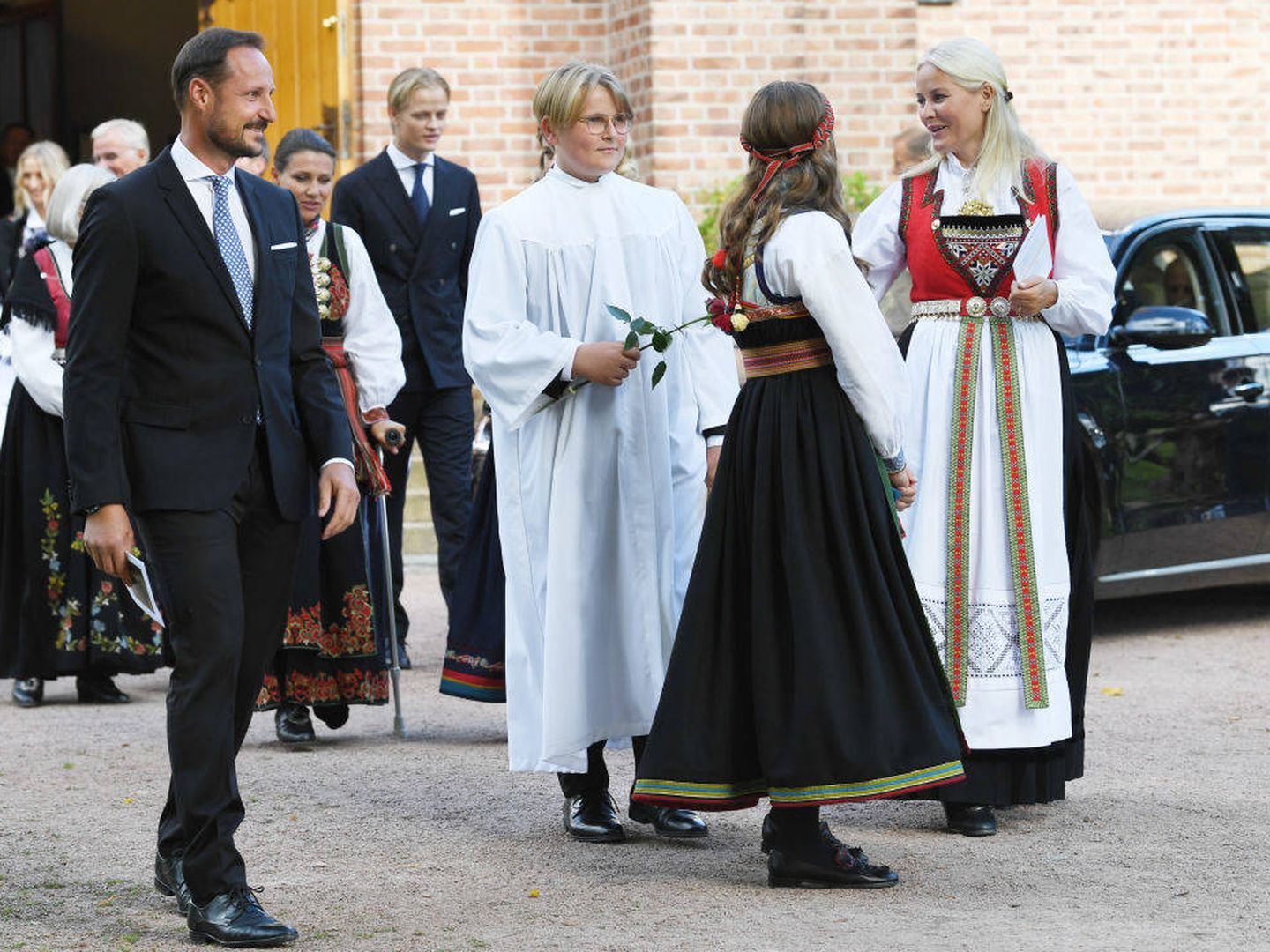 Sverre Magnus acompañado de su familia en el día de su confirmación. (Getty)