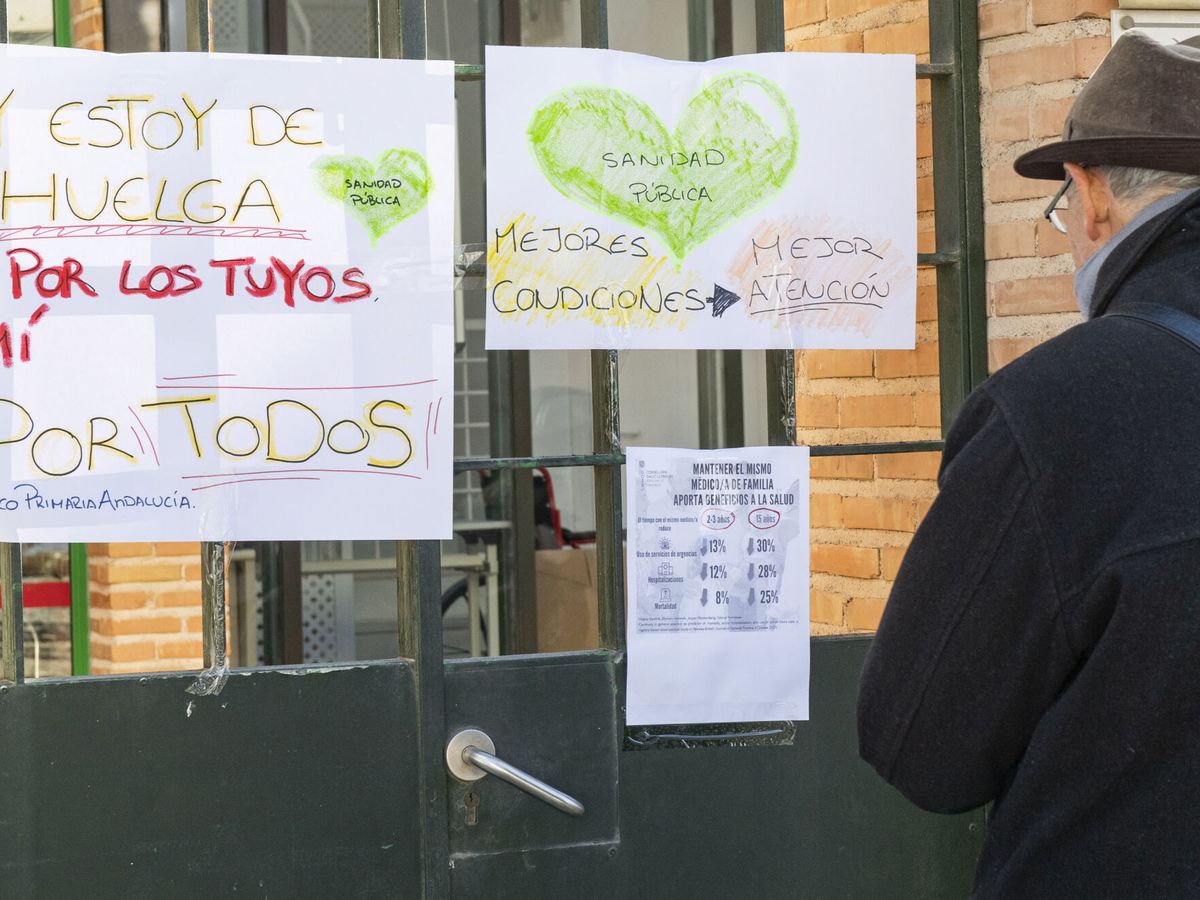 Foto: Carteles de la protesta del Sindicato de Médicos de Primaria (SMP) en Granada, este miércoles. (EFE / Miguel Ángel Molina)