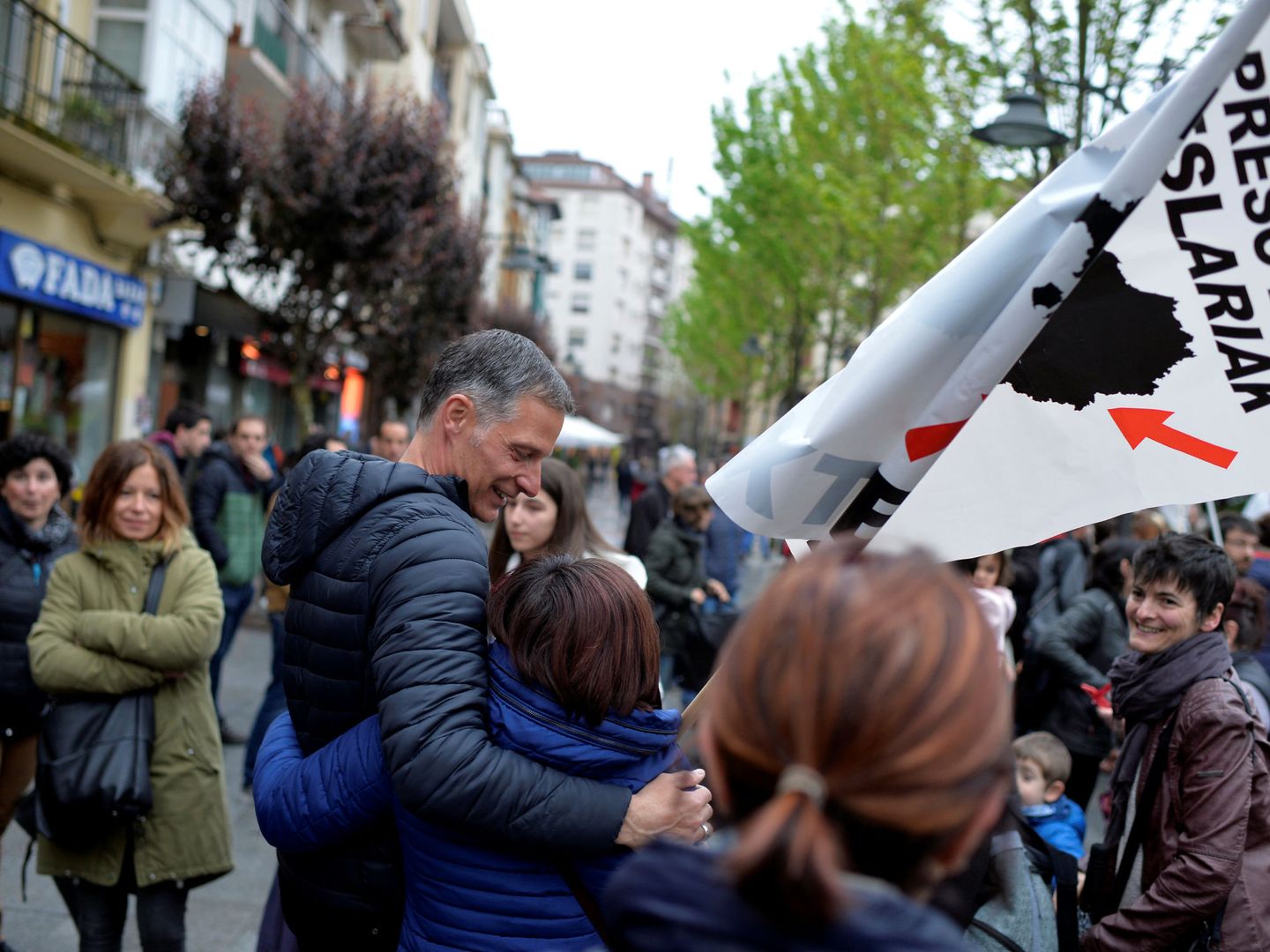 Alfonso Sebastián, recibido con agasajos en su 'ongi etorri'. (Reuters)