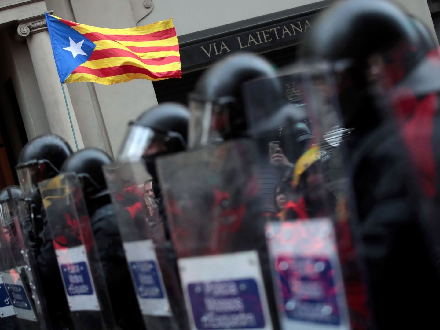 Mossos d'Esquadra frente a simpatizantes independentistas, que protestan en Vía Laietana. (EFE)
