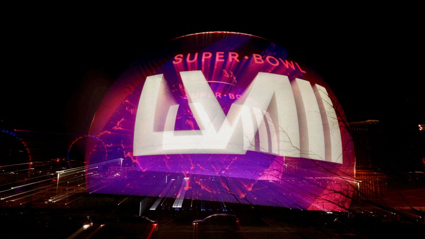 La Esfera de Las Vegas mostrando una promoción de la Super Bowl LVIII. (Reuters)