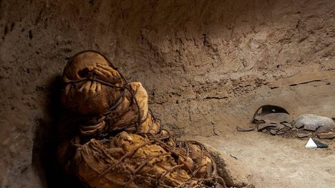 Hallan en Perú una momia en cuclillas, atada y cubriéndose el rostro