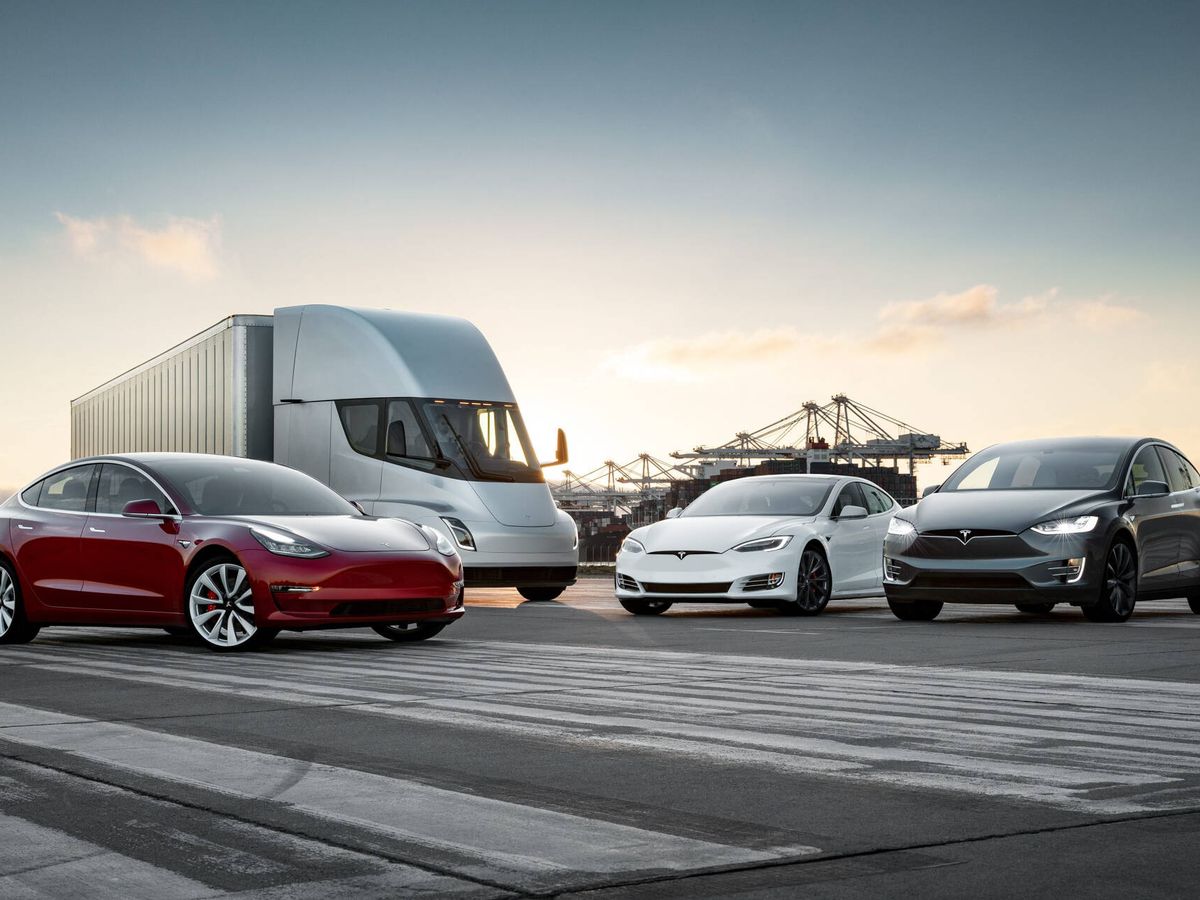 Foto: Parte de la gama Tesla actual, junto al camión Semi, ya a la venta. (Tesla)