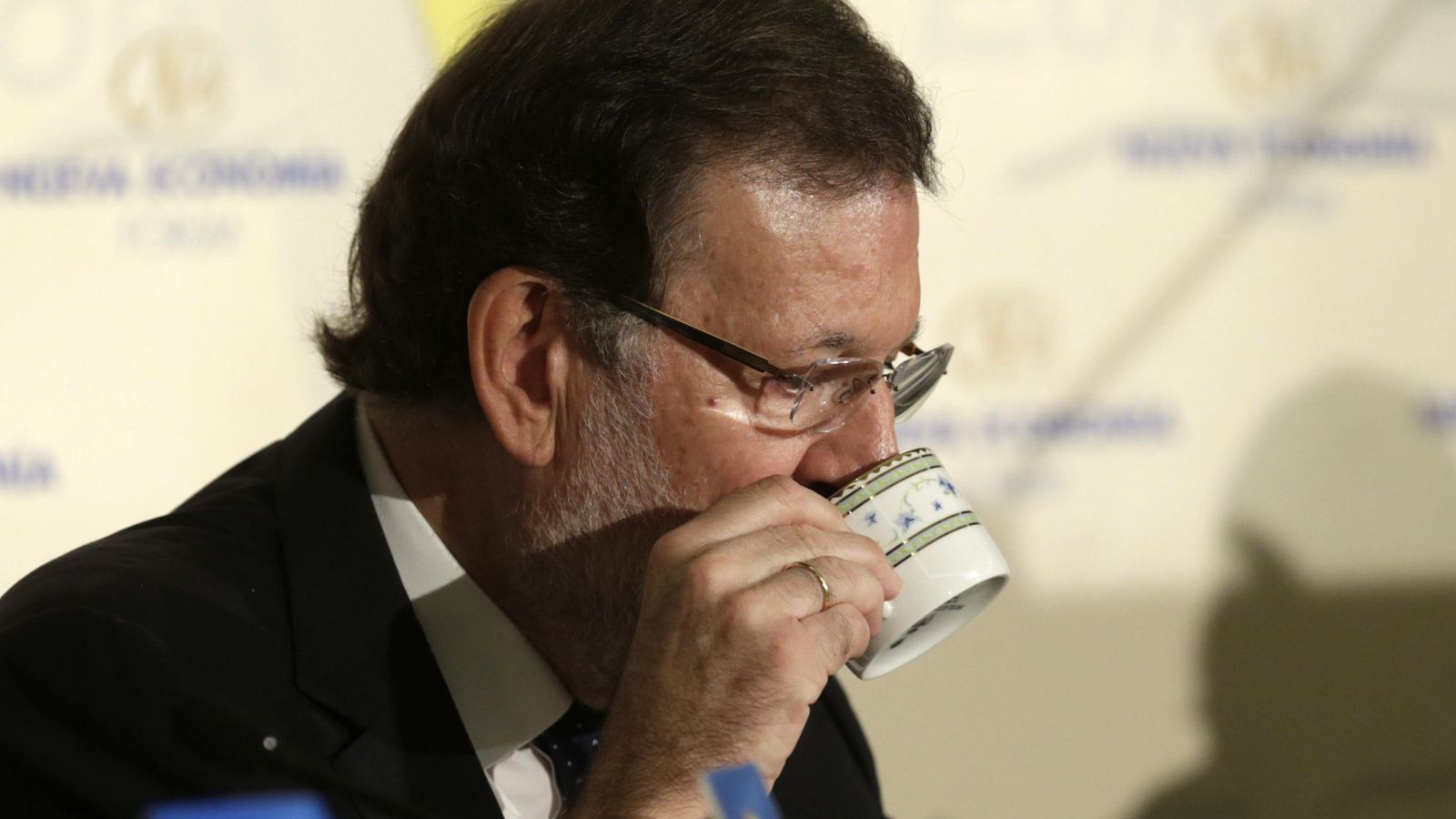 Foto: El presidente del Gobierno, Mariano Rajoy, se toma un café en el desayuno coloquio Nueva Economía Fórum. (EFE)