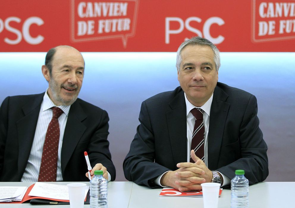 Foto: El secretario general del PSOE, Alfredo Pérez Rubalcaba (i), y el primer secretario del PSC, Pere Navarro. (EFE)