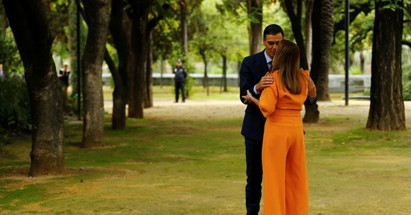 Foto: Susana Díaz recibe a Pedro Sánchez en los jardines del palacio de San Telmo, en Sevilla, tras la reunión del Consejo de Ministros, este 26 de octubre. (Reuters)
