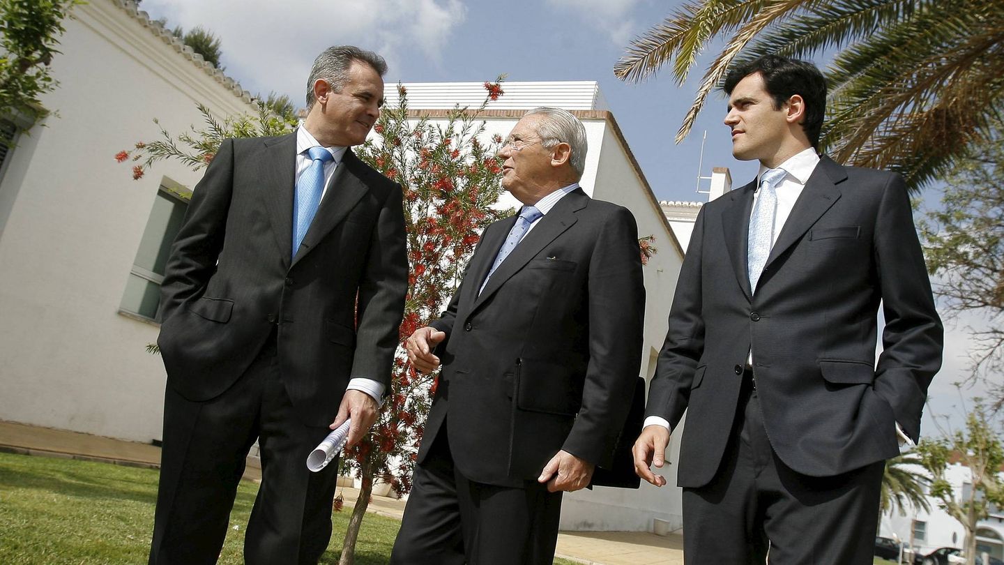 El presidente del grupo Nefinsa, Emilio Serratosa (c), charla con sus hijos Javier (i) y Gonzalo. (EFE)