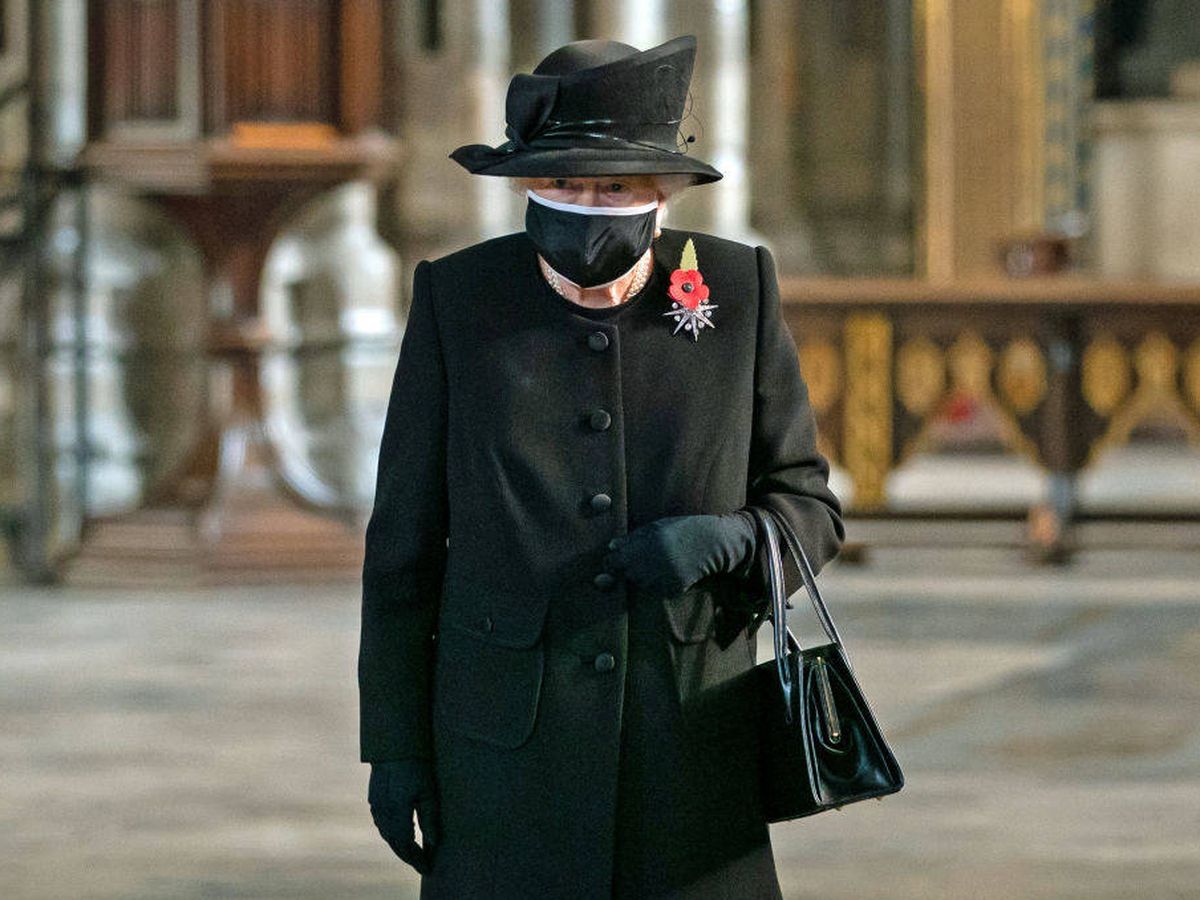 Foto: La reina Isabel II con mascarilla en público por primera vez. (Getty)