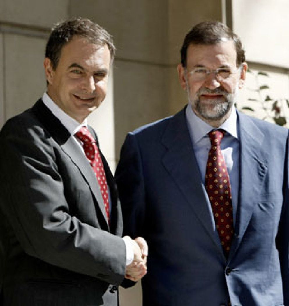 Foto: Zapatero y Rajoy tienen un problema: los españoles no confían en ellos