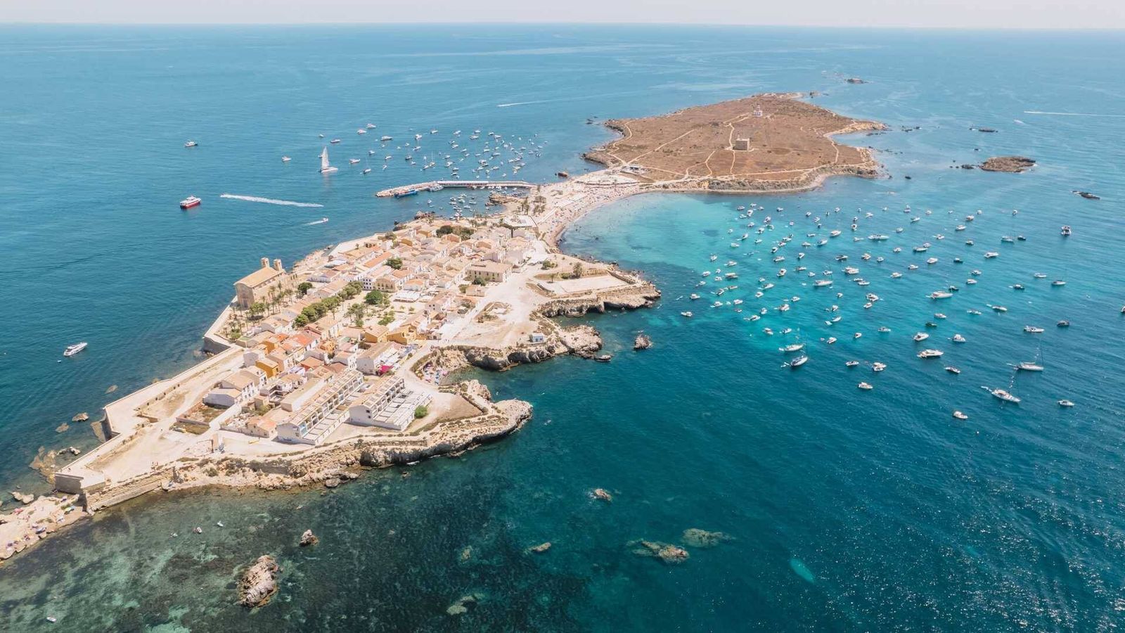 Foto: La isla habitada más pequeña de España está en Alicante y cuenta con una preciosa playa. (Comunitat Valenciana)