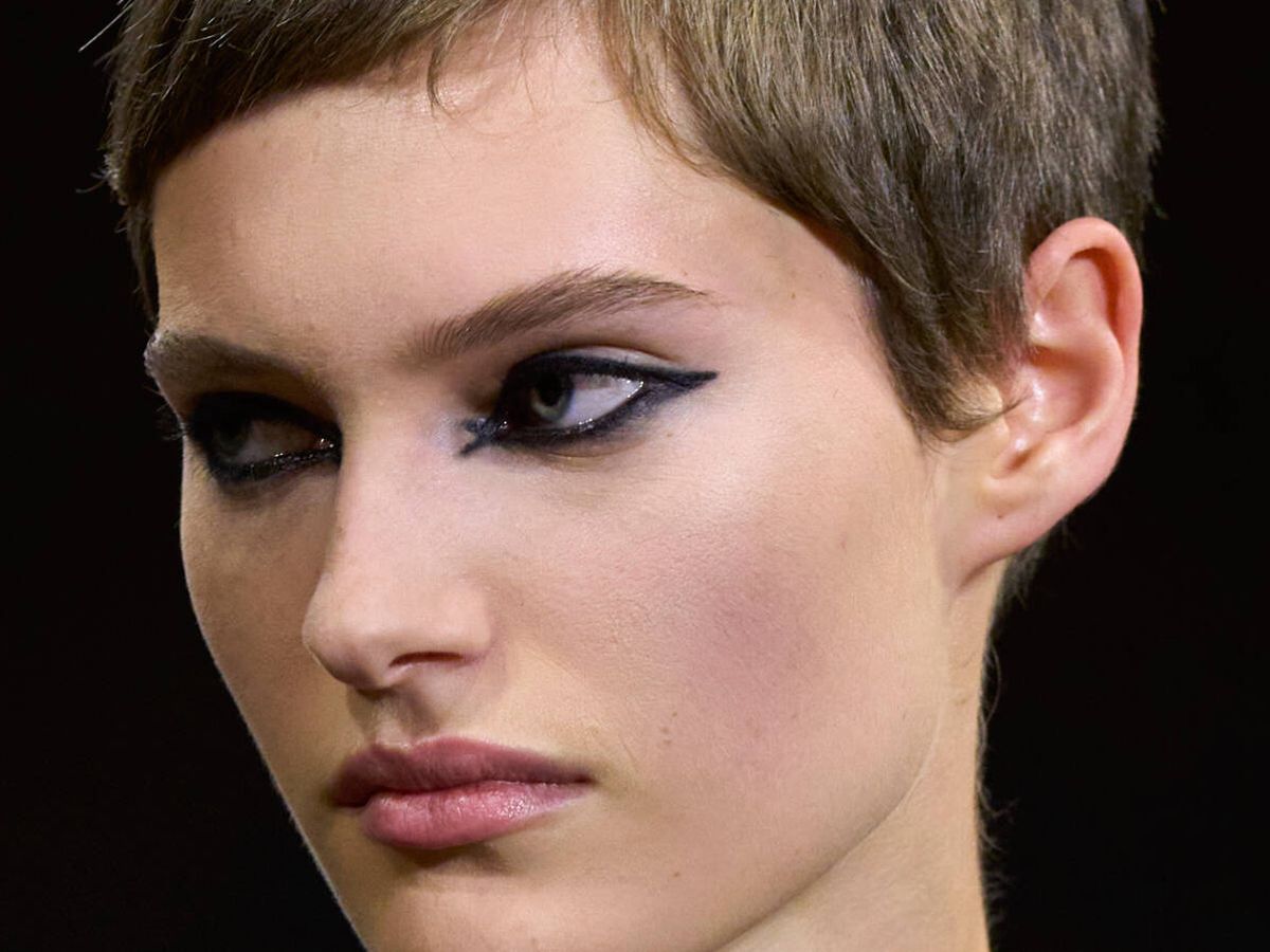 Foto: El eyeliner cruzado que Dior y Peter Philips proponen para la temporada primavera-verano 2023. (Imaxtree)