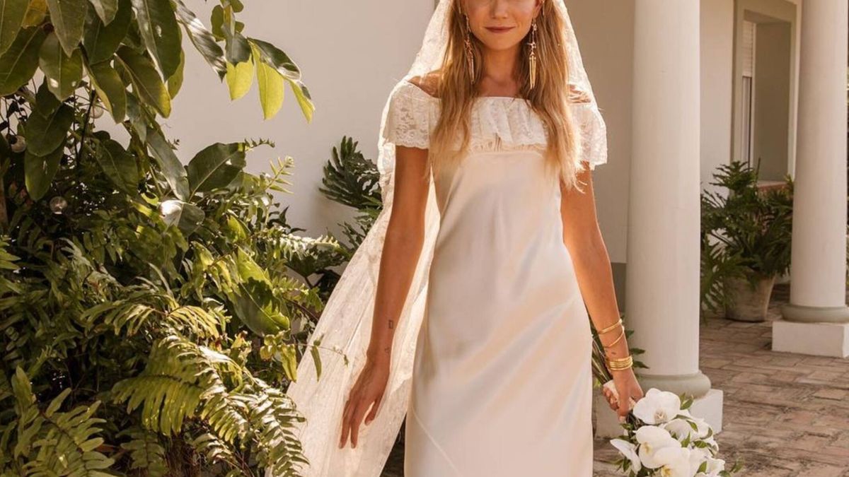 La boda de Alejandra en Jerez con un vestido de novia de pasarela, velo vintage y zapatos de Dior