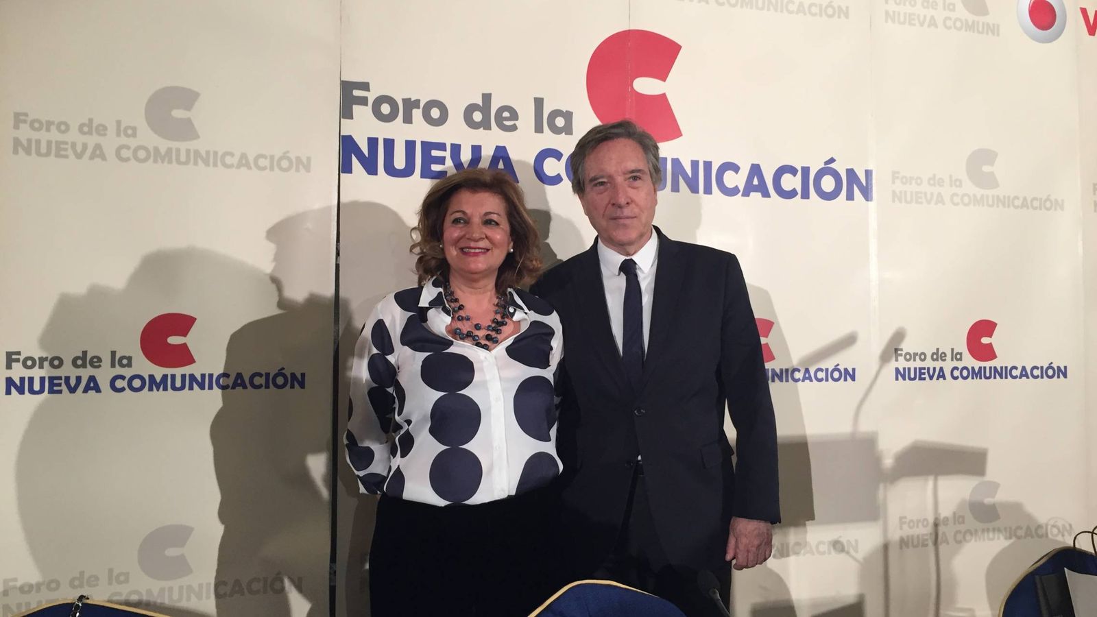 Foto: Carmen Amores, presidenta de FORTA, junto a Iñaki Gabilondo durante el desayuno informativo.