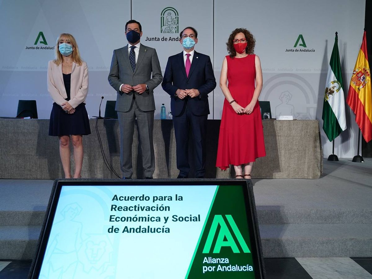 Foto: El presidente de la Junta de Andalucía, Juanma Moreno y los agentes sociales que han firmado el acuerdo. (Cedida)