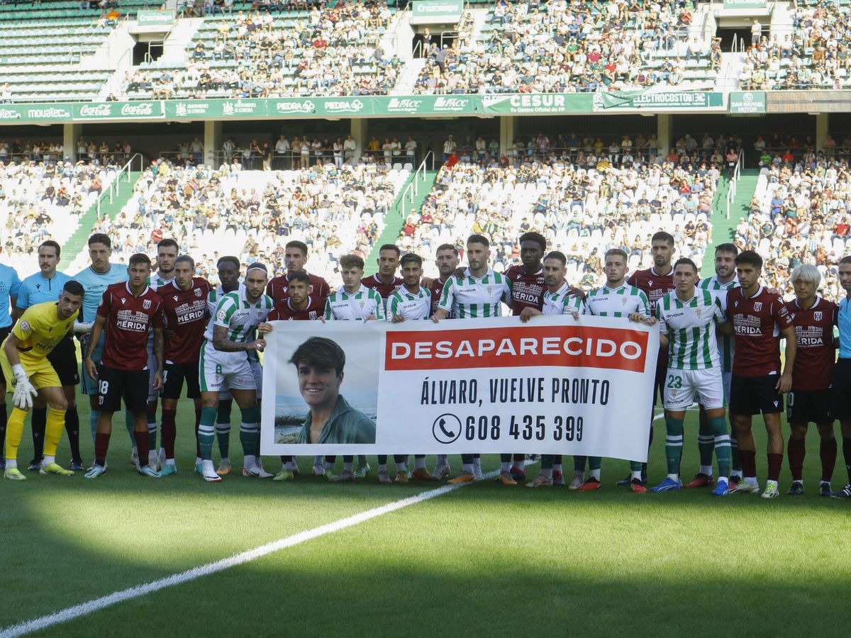 Foto: Los jugadores del Córdoba sujetando la pancarta de Álvaro Prieto. (EFE/Salas)