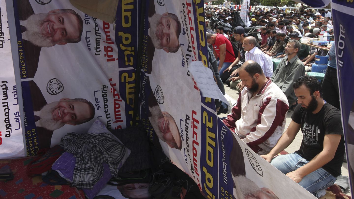 Seguidores del excandidato salafista Hazem Salah rezan en El Cairo (Reuters).