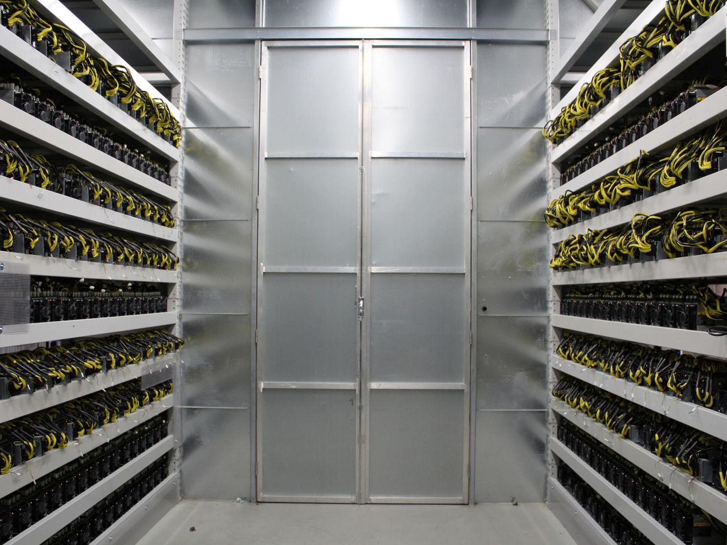Interior de una 'sala de minado' de Bitcoins  en Islandia. (Reuters/Jemima Kelly)