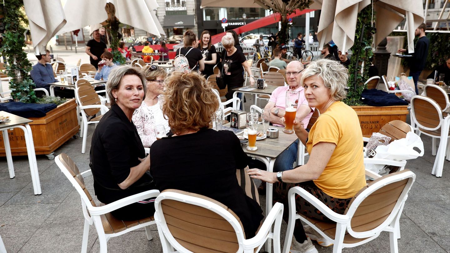 Varias personas disfrutan en una terraza del centro de Madrid este viernes. (EFE)