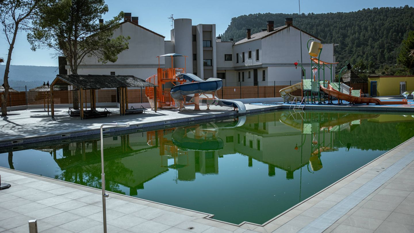 Vista de la piscina municipal de Cofrentes. (B. A.)