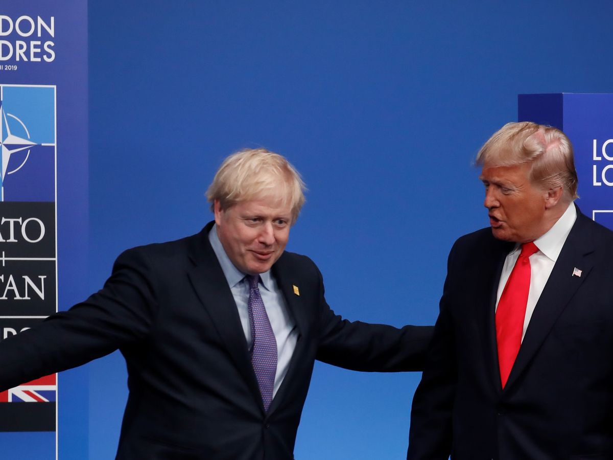 Foto: oris Johnson saluda a Donald Trump. (Reuters)