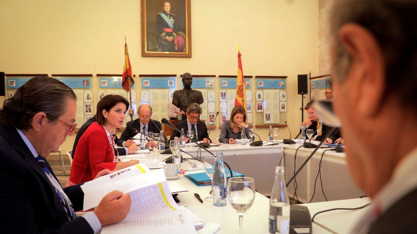La presidenta de EDEM, Hortensia Roig y el presidente de la Asociación Valenciana de Empresarios, Vicente Boluda durante la deliberación del Premio Rey Jaime I Emprendedor (EFE) 