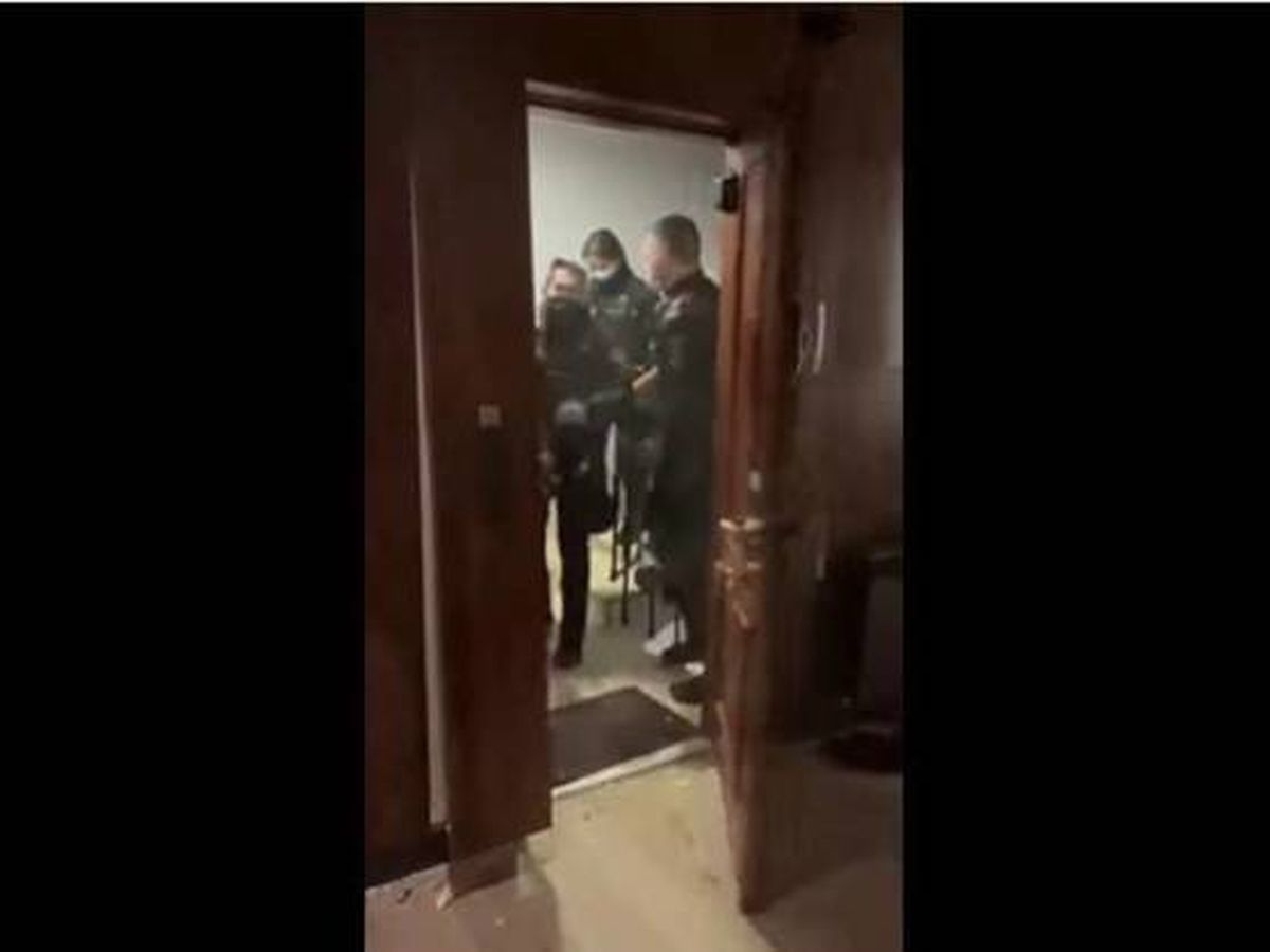 Foto: La Policía tira abajo la puerta de una casa por una fiesta ilegal sin orden judicial.