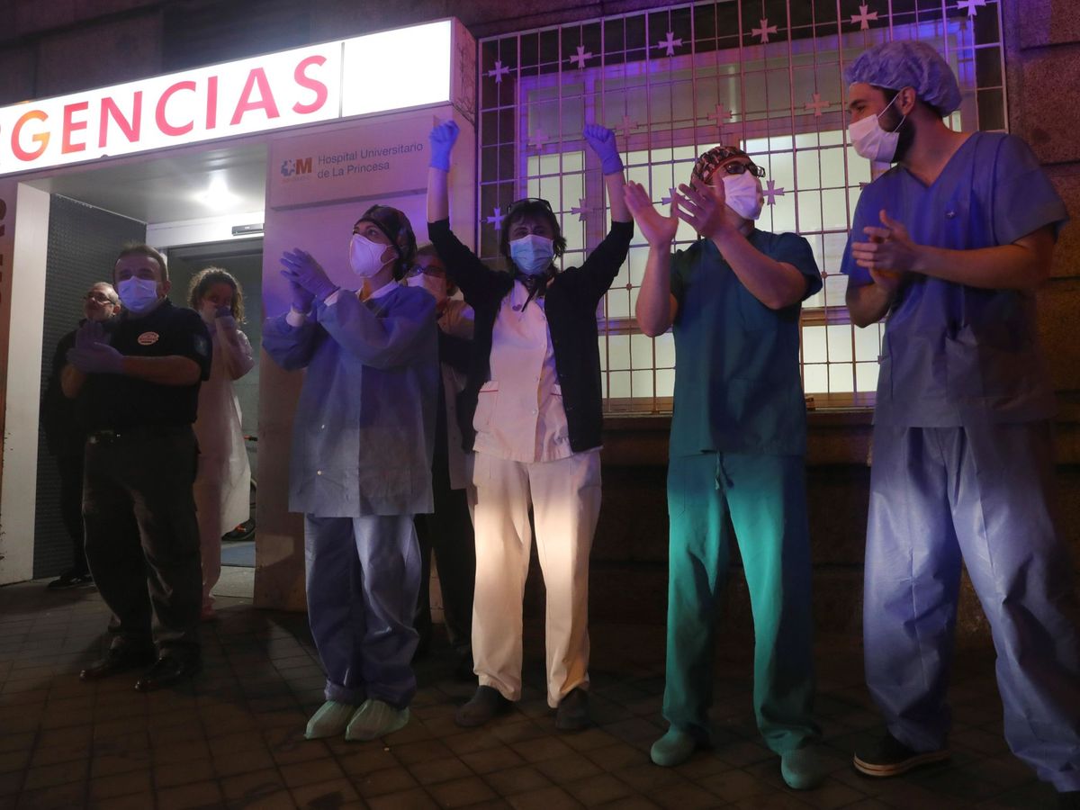 Foto: Varios sanitarios del Hospital Universitario de La Princesa. (EFE)