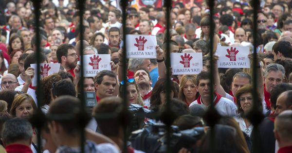Foto: Numerosas personas protestan en Pamplona por una agresión sexual en las fiestas de San Fermín. (EFE)