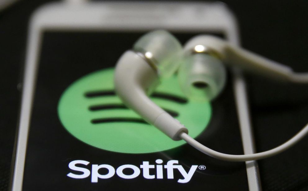 Un móvil reproduce música en Spotify (Reuters)