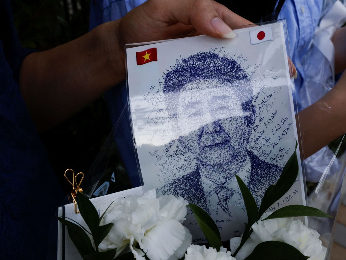 Foto: Homenaje a Abe a las puertas de su hogar. (Reuters/Kim Kyung-Hoon)