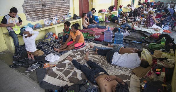 Foto: Integrantes de la caravana de migrantes centroamericanos en el estado de Oaxaca (México). (EFE)