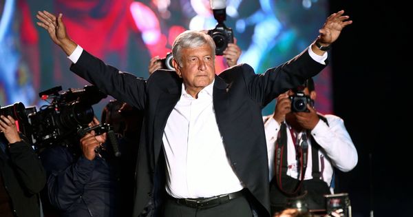 Foto: El candidato Andrés Manuel López Obrador gesticula durante el acto de cierre de campaña en el estadio Azteca, en Ciudad de México. (Reuters) 