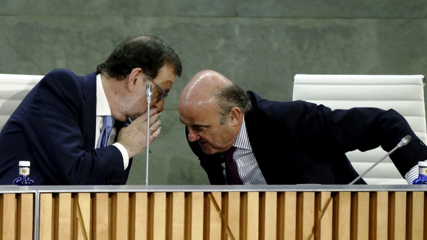 El presidente del Gobierno, Mariano Rajoy (i), y el ministro de Economía, Luis de Guindos. (EFE)