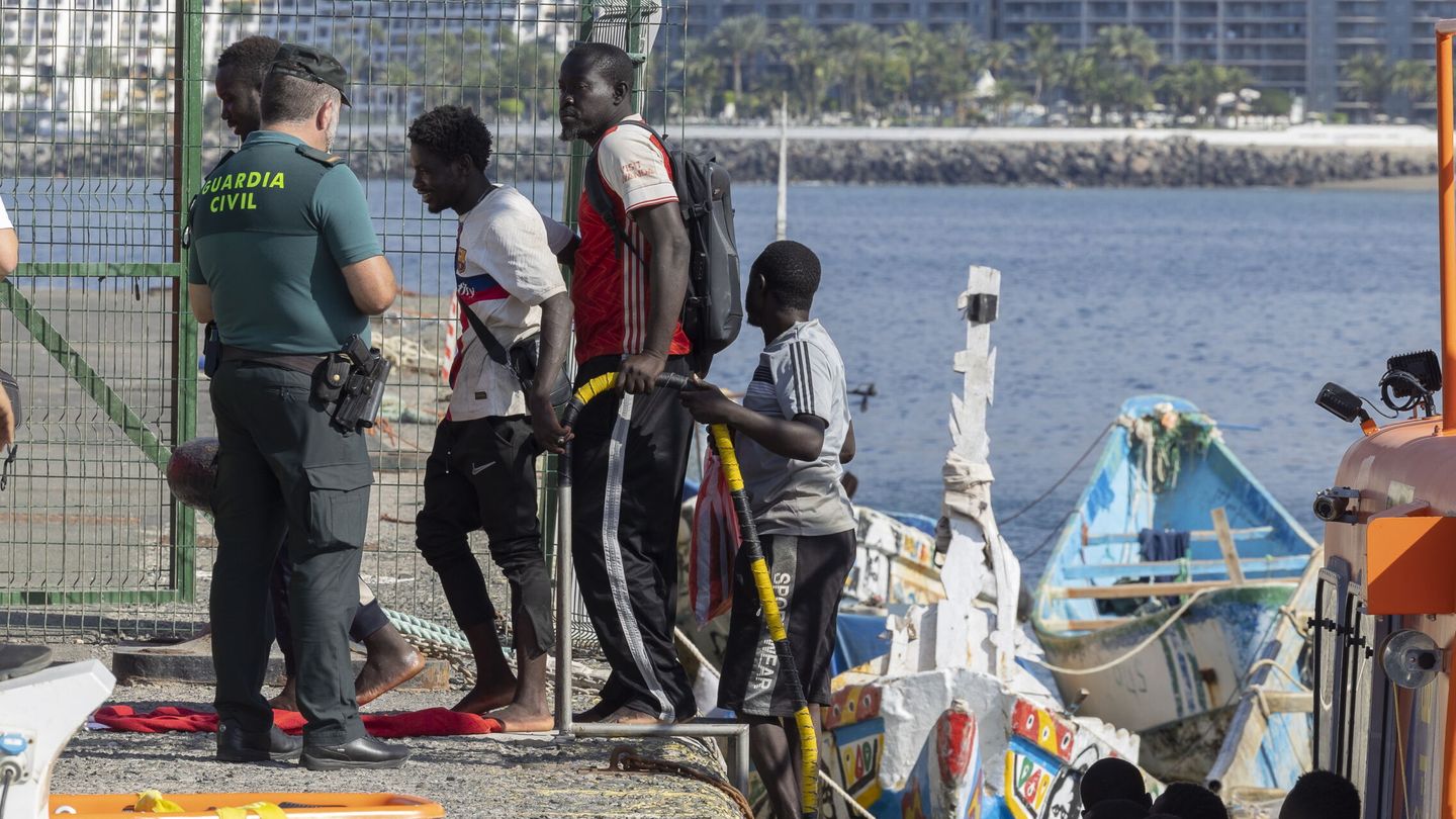 Varios inmigrantes desembarcan este lunes en Canarias. (EFE/Quique Curbelo)
