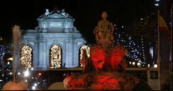 Foto: Iluminación navideña en la estatua de Cibeles y la Puerta de Alcalá, en Madrid. (EFE)