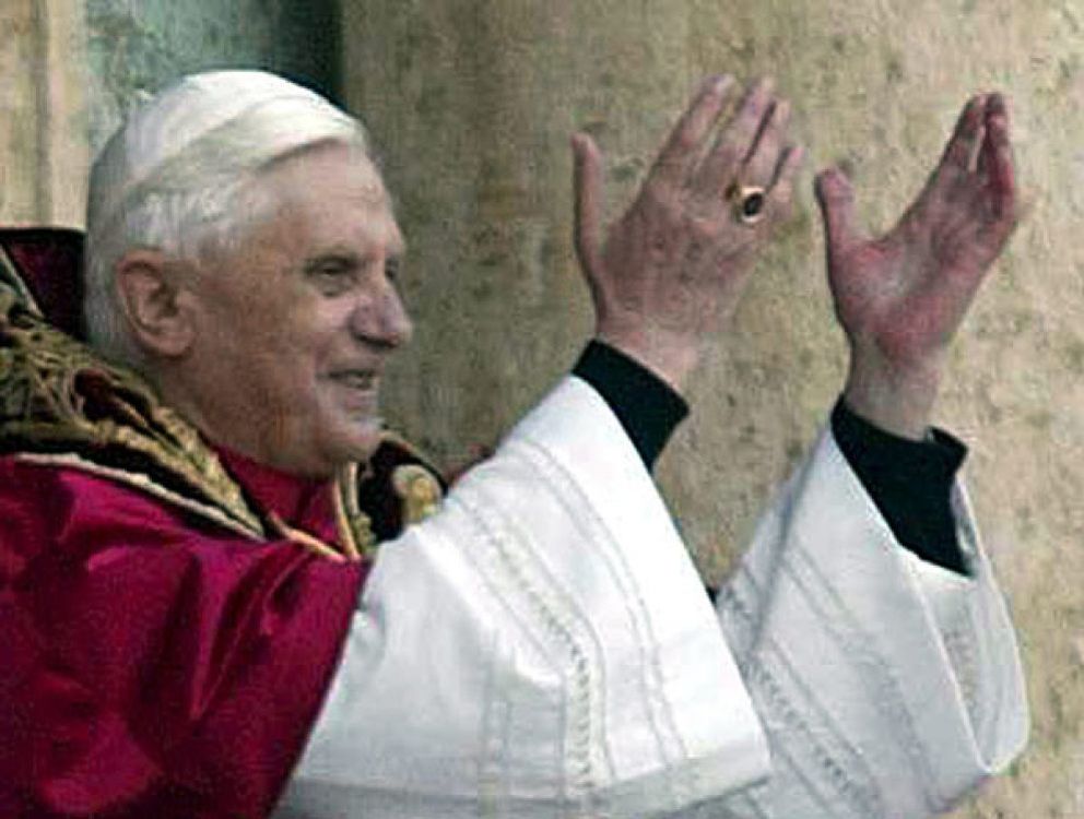 Foto: Joseph Ratzinger, el que fuera la mano derecha de Juan Pablo II, será su sucesor al frente de la Iglesia Católica de Roma. Benedicto XVI, que así será llamado, ha sido elegido, a los 78 años, en la cuarta votación del primer Cónclave del siglo XXI.