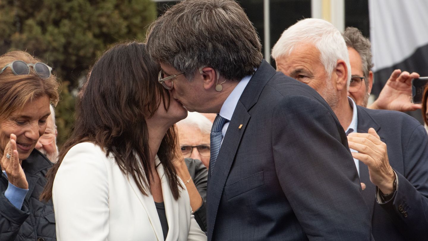 Carles Puigdemont, y su mujer, Marcela Topor, en Elna (Francia). (Glòria Sánchez/Europa Press) 