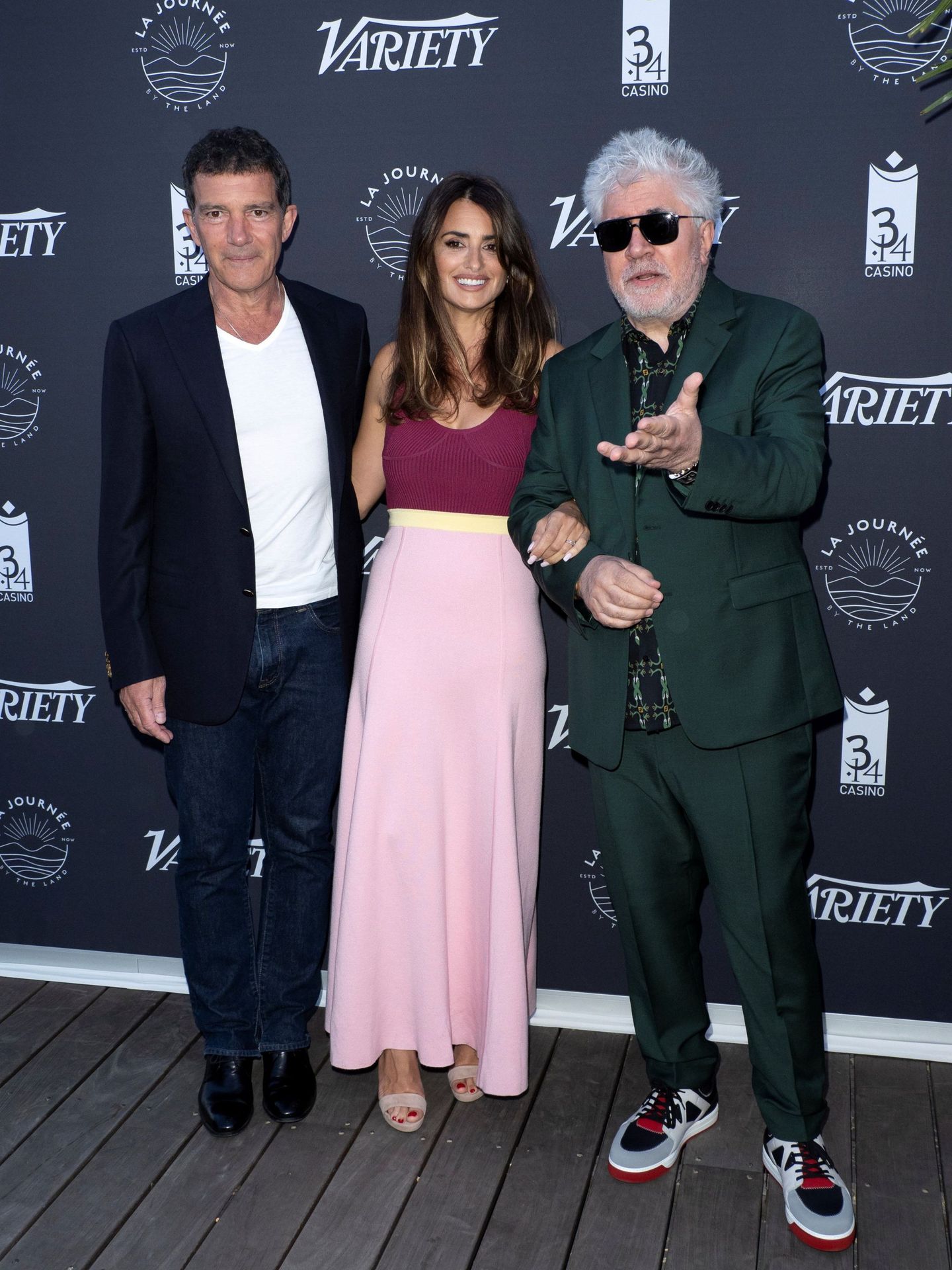 Antonio Banderas, Penélope Cruz y Pedro Almodóvar posan sonrientes en el Festival de Cine de Cannes. (EFE)