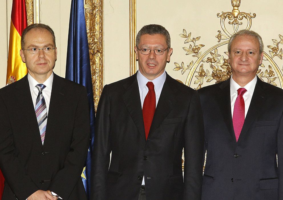 Foto: Juan Bravo, a la izquierda, en la toma de posesión de altos cargos en el ministerio de Justicia, junto a Alberto Ruiz-Gallardón y Fernando Román, en enero de 2012. (EFE)