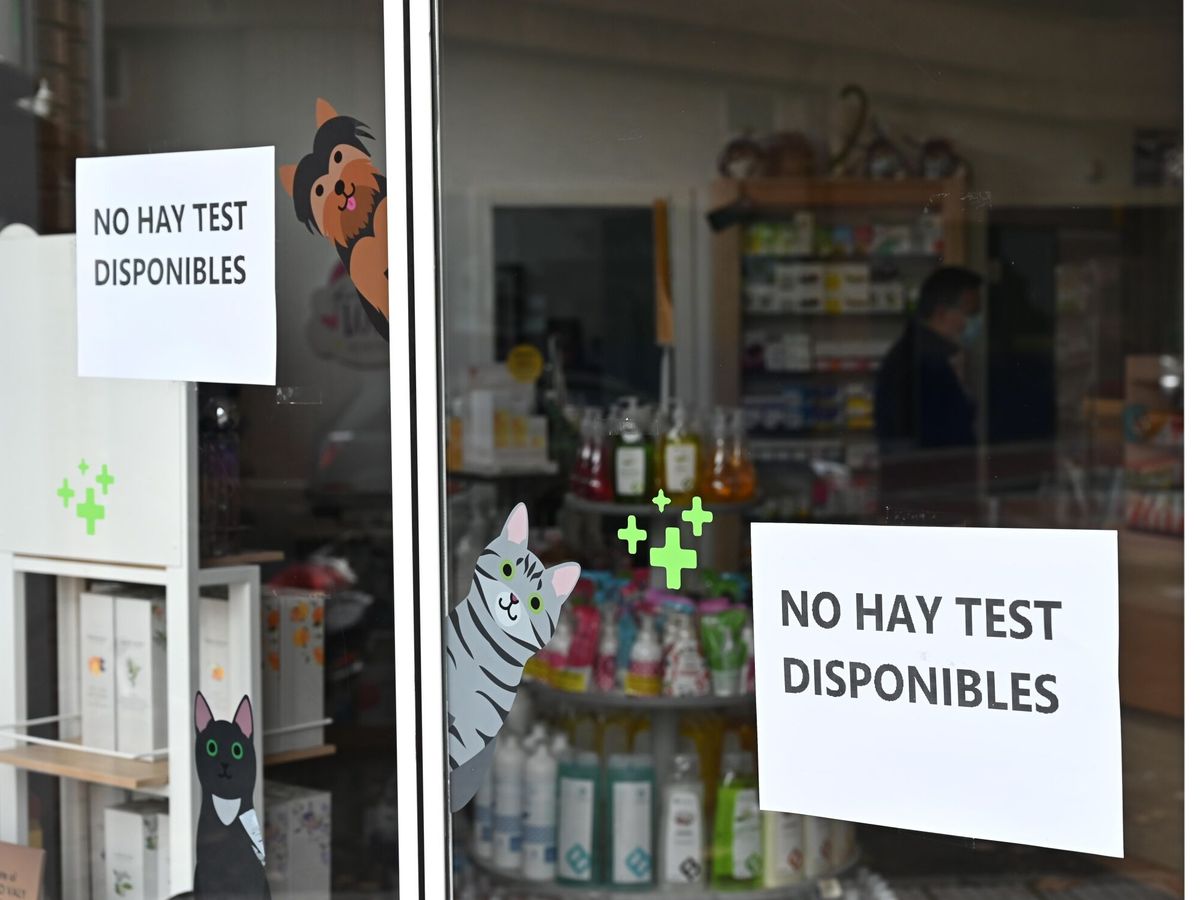 Foto: Detalle de un cartel informativo sobre la no disponibilidad de test de antígenos a la venta en una farmacia de Madrid. (Fernando Villar/EFE)