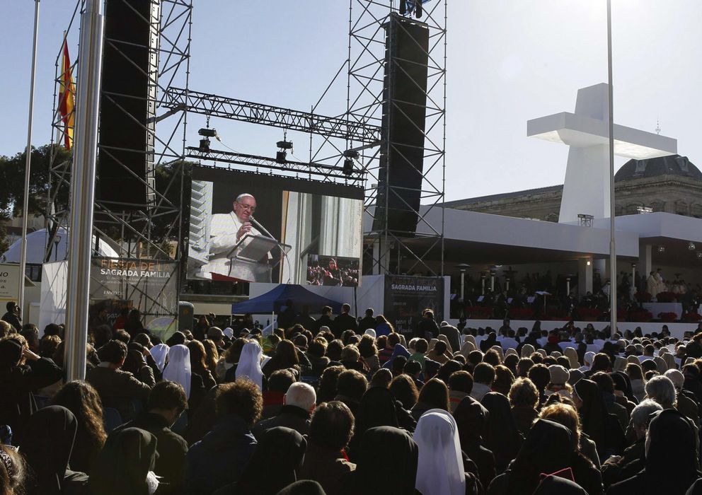 Foto: El Papa, durante su mensaje retransmitido en la Plaza de Colón.