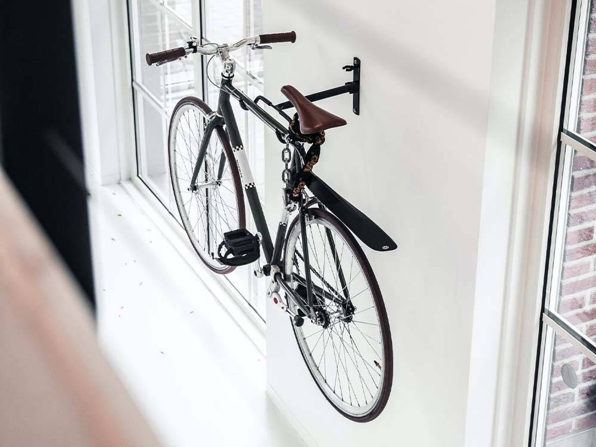 Foto: Los mejores colgadores de bicicletas para ahorrar espacio en casa (Bruno Van Der Kraanpara Unsplash)