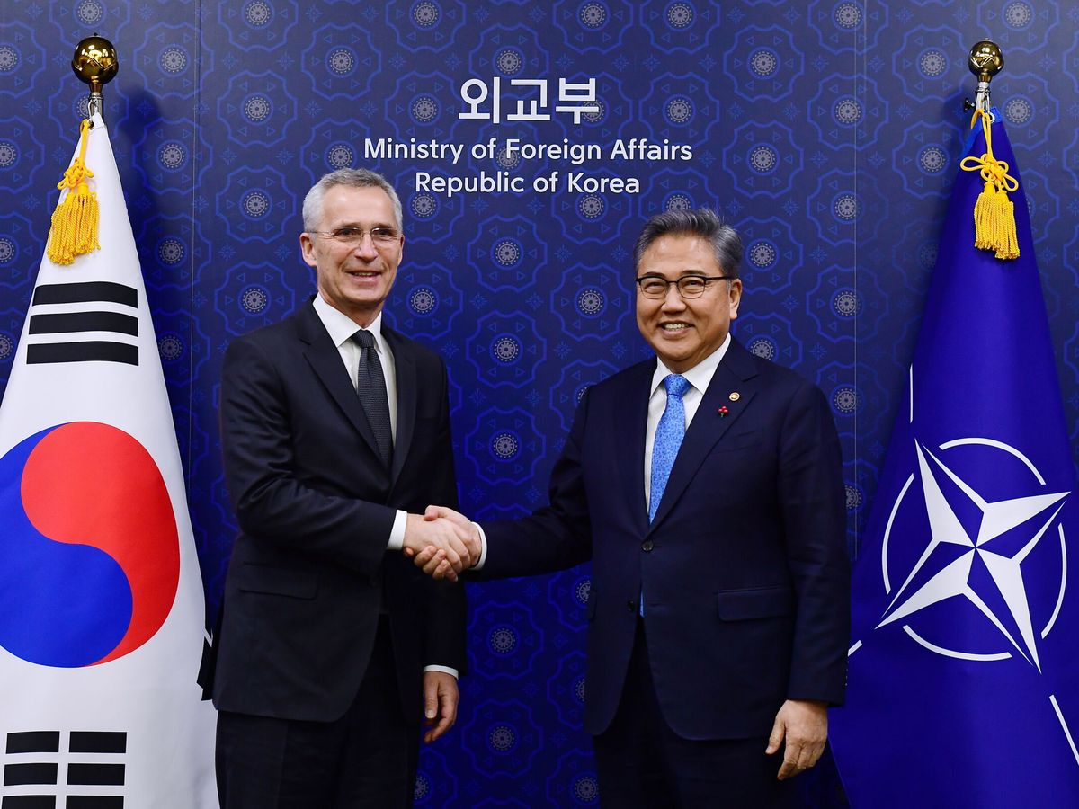 Foto: El secretario general de la OTAN, Jens Stoltenberg (i), estrecha la mano del ministro de Asuntos Exteriores de Corea del Sur, Park Jin (d). (EFE/Kim Min-Hee)