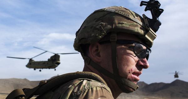 Foto: Un soldado estadounidense espera a que aterrice un helicóptero Chinook, en Paktia, Afganistán. (Reuters)