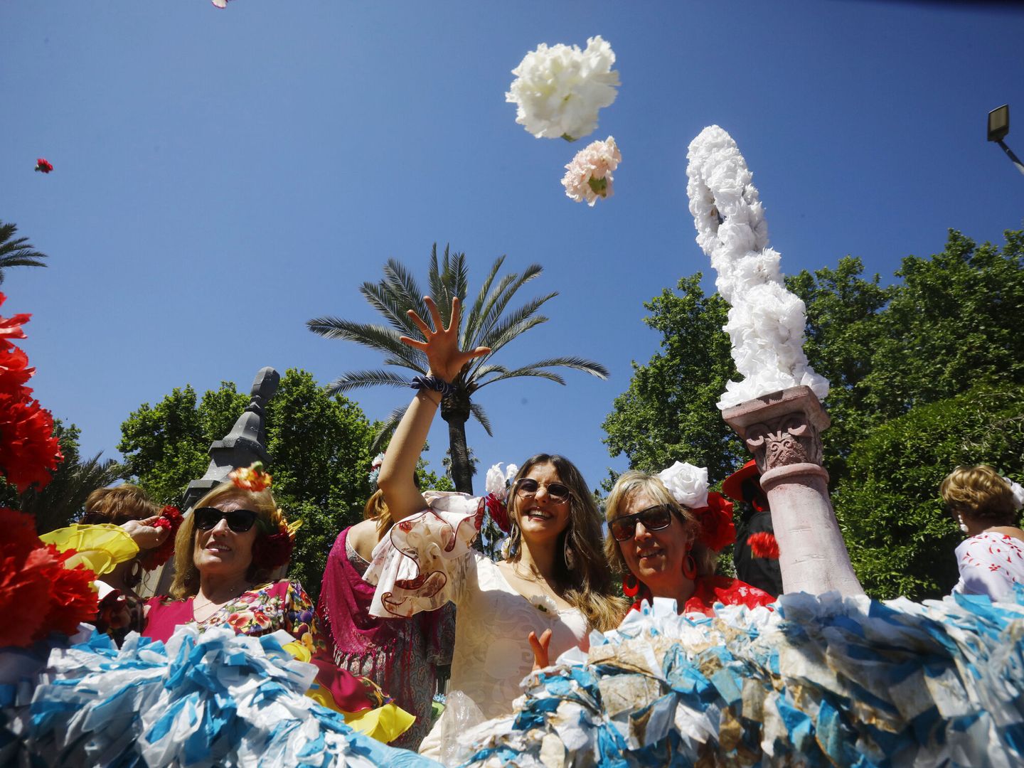Córdoba celebró este lunes la Batalla de las Flores con el lanzamiento de más de 80.000 claveles. (EFE/Salas)
