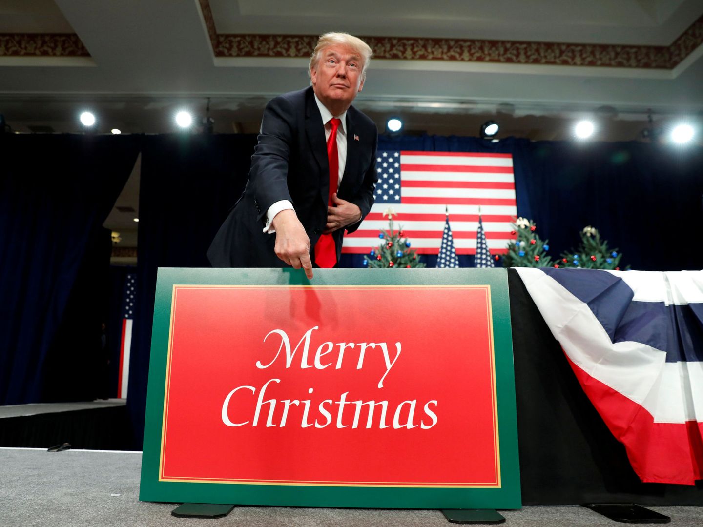 Donald Trump señala un cartel navideño durante un acto sobre la reforma fiscal en St. Louis, Missouri, el 29 de noviembre de 2017. (Reuters)