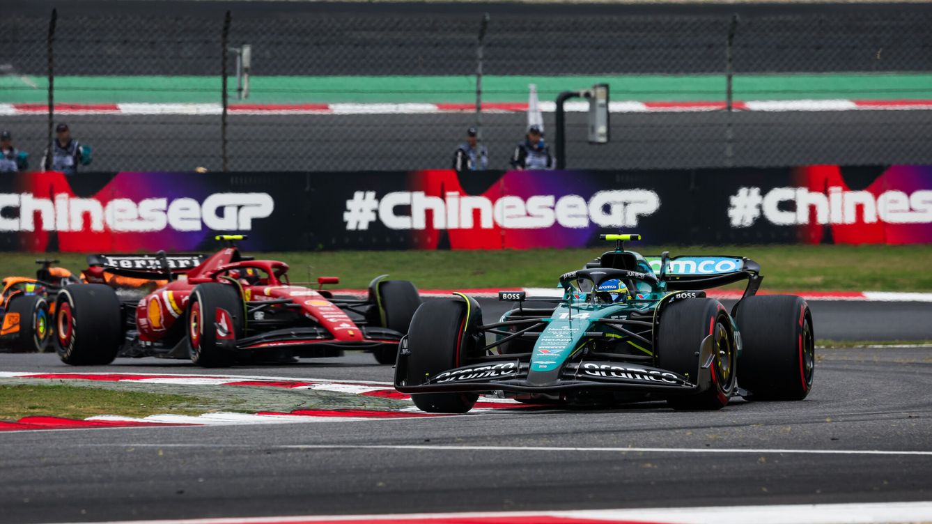 Foto: Alonso y Sainz se enzarzaron en una dura pugna en la carrera sprint. (DPPI/AFP7)